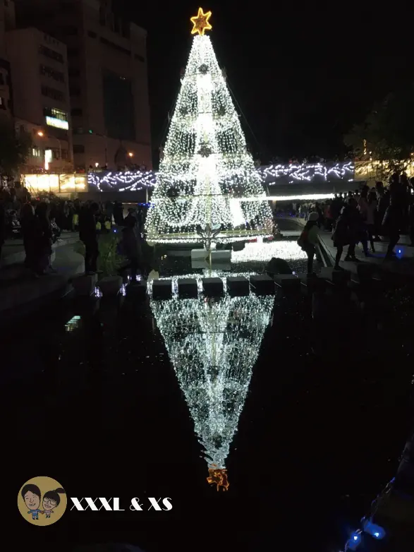 台中中區【柳川藍帶水岸】聖誕節必去×水中聖誕樹×河岸光景藝術造景×超大禮物盒×鬱金香玫瑰花海