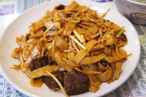 份量十足的乾炒牛河 鮮蝦雲吞湯也不錯哦-陳記九龍港式燒臘餐廳@捷運小巨蛋站@京華城