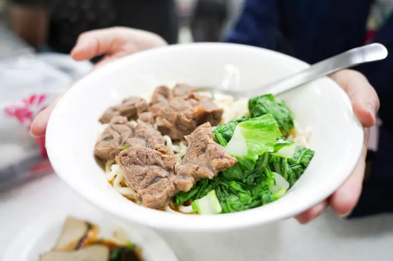 【天母美食】岳家小館，來士東市場必吃｜鮮蝦餛飩超大顆｜牛肉乾拌麵超好吃 | 廢人老P (旅行廢人·走不遠)