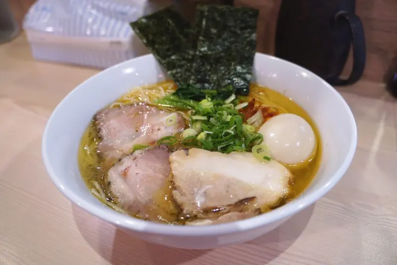 (新開店)來自日本新瀉的拉麵 充滿櫻花蝦香氣的雞湯頭還滿特別的哦-麵屋真登@捷運南京三民站@京華城