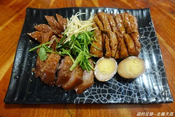 [在地小吃] 宜蘭礁溪 - 三民大飯店 ~ 超大鍋滷味自己挑自己選，入味好吃的豬腳、大腸、控肉，宜蘭平價巷弄美食推薦