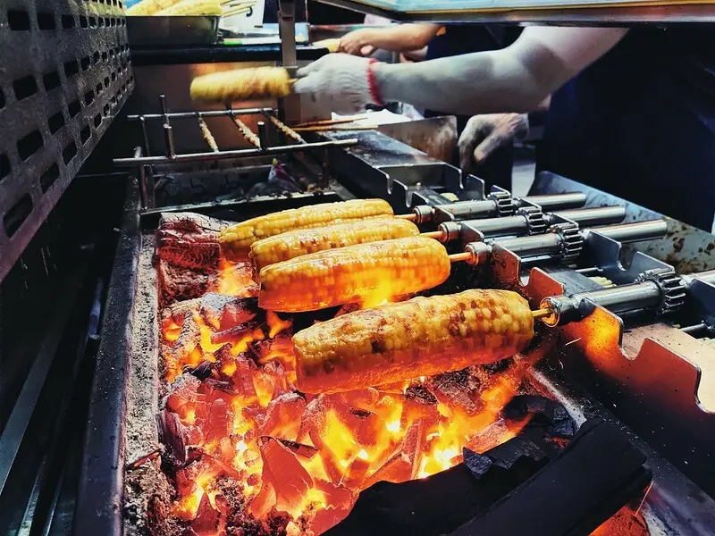 台南．中西區．下午茶點心、來一支醬香濃郁的賭神烤玉米．南都石頭燜烤玉米