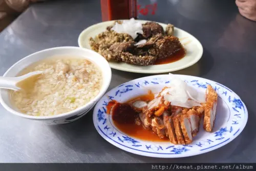 來大稻埕慈聖宮吃肉粥 記得要點上滿滿的好吃炸物呀-大稻埕葉家肉粥@捷大橋頭站@大稻埕
