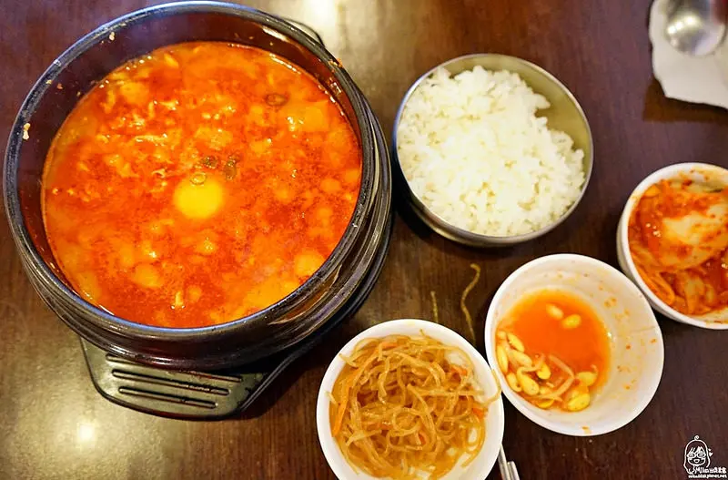 『桃園。美食』 金三順正宗韓式豆腐煲專賣（桃園店）-好吃韓式豆腐煲、泡飯吃更過癮，還有小菜無限量供應的平價韓式料理。