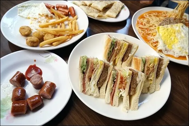 《捷運板南線/新埔站/小姑食記》幸福早餐屋平價美味，N訪無踩雷，鮪魚蛋餅有水準！