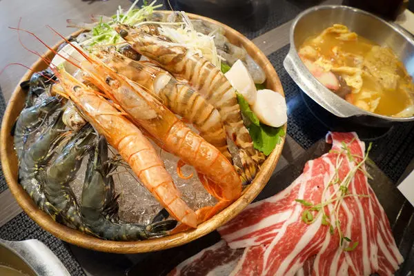 新開幕!羅東美食【川鍋物】隱藏版超猛痛風鍋!!我要飆高膽固醇!!!有親子遊戲室!!!