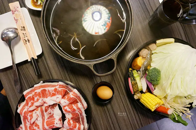 【雲林虎尾】★野川堂秘境鍋物★，以平價享受美味鍋物，還有大型水池的華麗裝潢呢｜火鍋 聚餐 硬骨魚覓食中