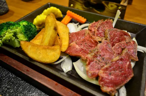 『台中西屯區_勝天牛カツ定食專門店』日本炸牛排丼進軍逢甲，特別風味讓你食指大動！