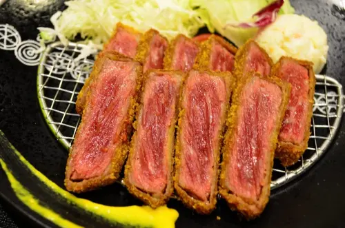 逢甲美食_勝天牛カツ定食專門店│粉嫩的牛肉色澤、放在煎台上滋滋作響，令人忍不住流口水啦~ - 愛伊特candy的分享樂園