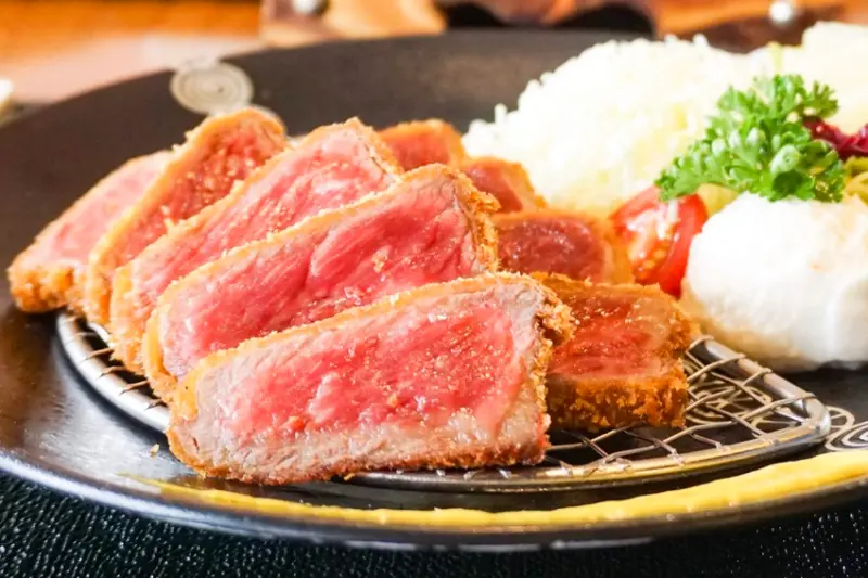 【台中 勝天牛カツ定食專門店。牛排也能一牛多吃／大胃的美食天堂／人氣排隊日式定食】西屯店