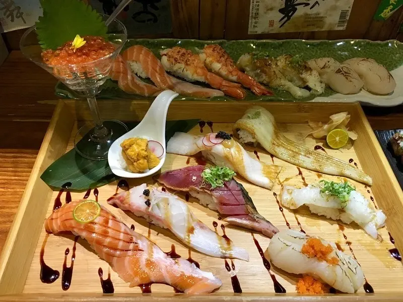 【台北｜忠孝敦化站】大黑居酒食堂＿顏值稱霸的粉橘色烤鮭魚飯糰＿秒被明太子大蝦握壽司圈粉