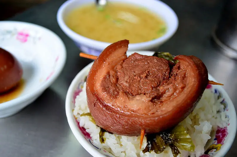 『彰化鹿港_黑豬灶爌肉飯』在地人隱藏美食，不油膩的爌肉飯還有只要十元的味噌湯！！！