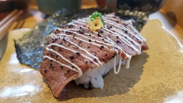 高雄食記【六木】美術館附近的環境系 日式悠閒早午餐 依舊離不開老本行的點了炙燒牛肉握壽司XDDD((附菜單