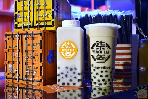 大里首見工業風貨櫃屋手搖飲。柒叁Black tea。招牌紅茶就是彰化精誠夜市老店懷念的味道@sunny吃喝遊樂