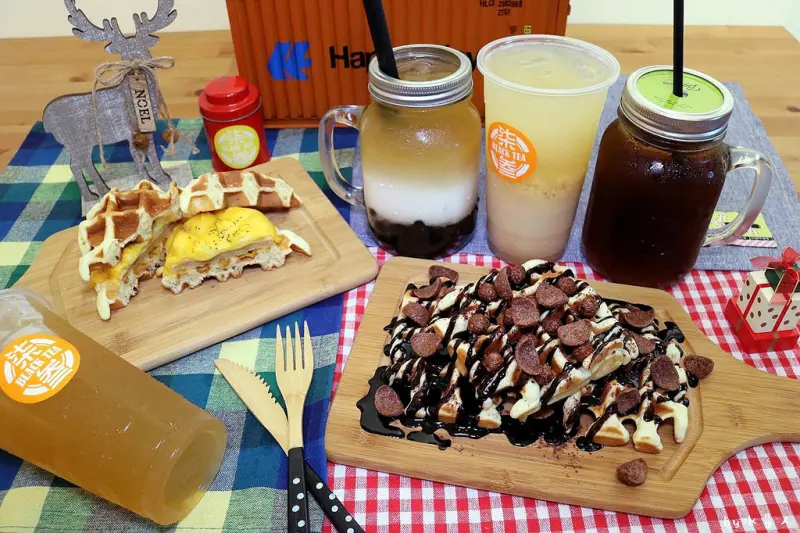 台中大里飲料店推薦柒叁Black tea｜超好拍貨櫃屋茶飲，嚴選南投松柏嶺茶葉，激推25元招牌紅茶，療癒系比利時鬆餅，設有內用座位