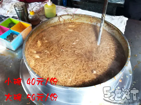 高雄三民區美食麵線糊》大骨麵線糊菜單價位大公開！超夯啃大骨吃麵線糊當早餐咧~高雄建興路必吃美食小吃餐廳推薦。