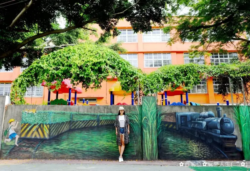 【台中。潭子區】彩繪新亮點！嗨～讓我們走一趟【潭子國小古早味彩繪巷】，立馬就可以走入時光隧道，探尋兒時記趣，回到小時候的童年回憶唷。