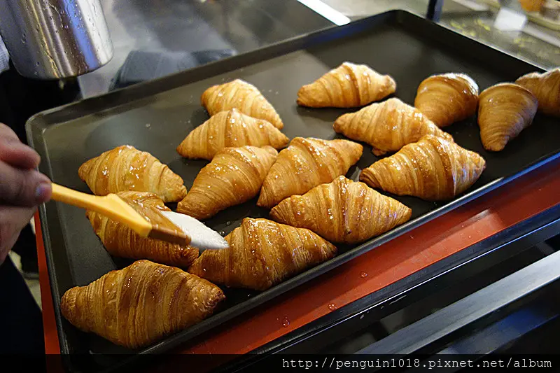 【台中北區】八月堂；殿堂級秒殺可頌！每人限量搶購，蜂巢可頌台灣初登場，使用頂級天然奶油製作，可頌口感酥脆鬆軟。(殿堂級可頌/八月堂可頌)