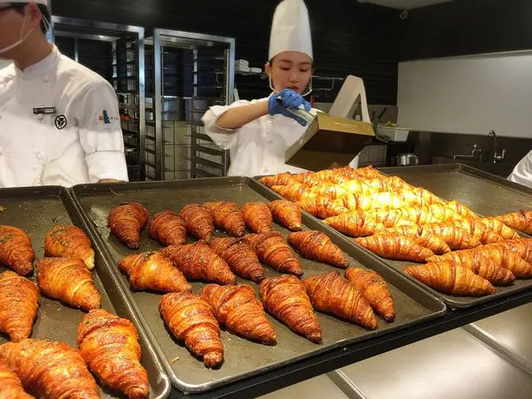 【台中美食推薦】八月堂 殿堂級可頌 百貨排隊美食 但不夠酥脆 個人不推啦!