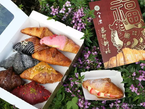 台中美食│八月堂-台中中友店〃開幕至今人潮依舊在~冬季限定繽紛草莓重磅回歸，想吃趁現在!!        
      