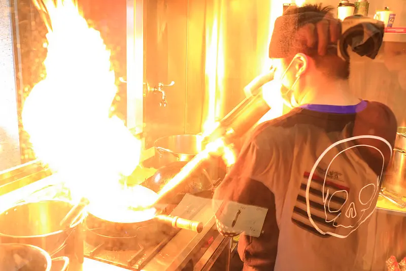 桃園龜山 林口長庚美食 1300度炙燒的札幌炎神拉麵 每碗麵的誕生就像場華麗的特技表演