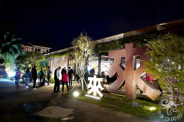 宜蘭五結美食【來來牛排館】蒜末撲滿整片牛排，份量大不怕你吃的牛排館！麵條與醬汁任你加，古早味紅茶隨你喝！吃一次就愛上！