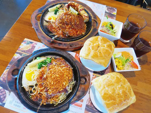 【宜蘭五結美食】來來牛排館，蒜香脆皮雞排超對味，餐點均附脆皮濃湯、沙拉及甜點，加麵免費/飲料無限續/不收服務費