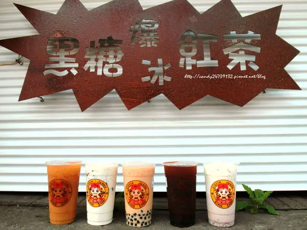 〖台中│美食〗小珍妮-黑糖爆冰紅茶 ❤ 北屯區飲料推薦!!天然黑糖熬製而成，堅持品質，用料實在，價格親民~激推。黑糖爆冰紅茶、珍珠奶霸、鳳梨養樂多爆冰紅茶!!