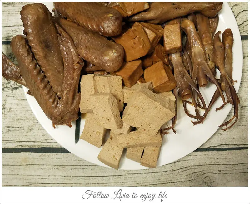 美食。宅配│ 中庸之道-滷食本鋪 在家躺著就能吃到的美味滷味 百頁豆腐口感也太迷人了！宅配滷味/真空滷味 ❤跟著Livia享受人生❤