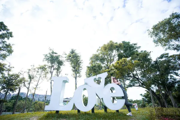 桃園熱門IG打卡免費景點→HoneyWood Café晶麒莊園~戶外教堂/馬車/LOVE造景/草皮/情侶婚紗超好拍！