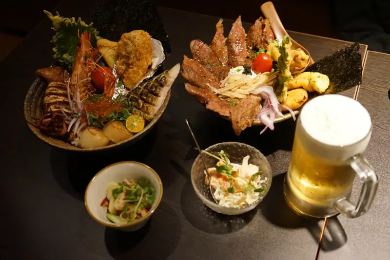 【台北東區哪裡吃】漂丿燒肉食堂，一整碗滿滿男子漢氣魄堆出小山高的奢華版丼飯，頂級、平價、霸道、美味，還有師傅獨家開發的無酒精啤酒