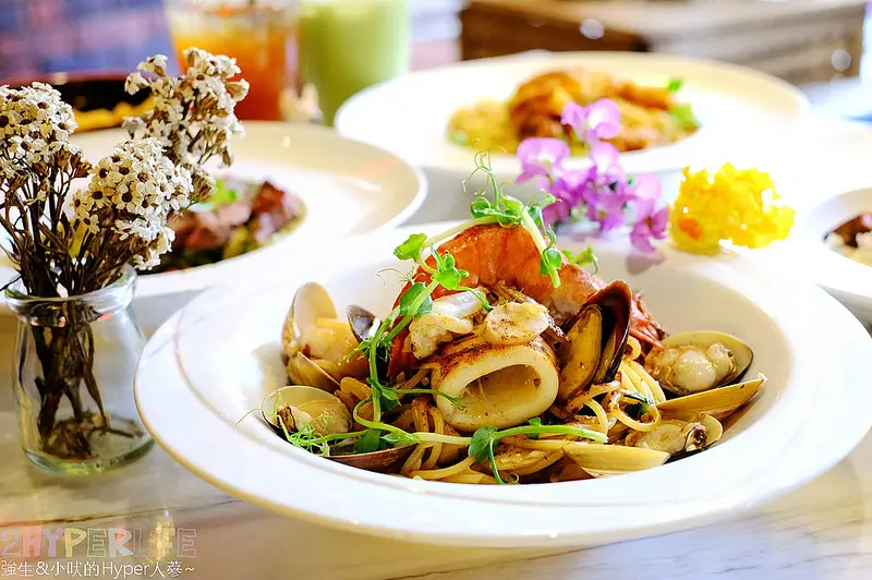 蘑菇pasta│東海商圈裡的義式潮店，有各種風格打卡牆可拍網美照之外，義大利麵燉飯和黑糖珍奶舒芙蕾鬆餅都豪好吃啊！ @強生與小吠的Hyper人蔘~