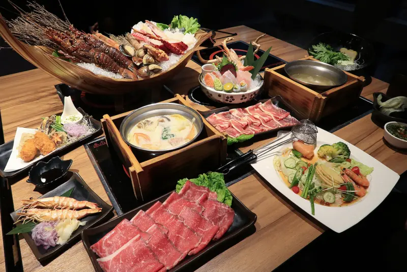 ▌新北．食記 ▌新莊 八雲町和牛海鮮鍋物 ♡ 豪華帝王蟹火鍋吃到飽！日本料理、火鍋、壽喜燒、生魚片、壽司、肉品、手卷、炸物、烤物應有盡有