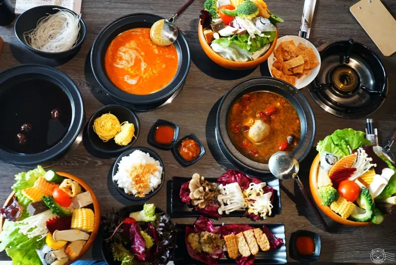 ※ 熱浪島南洋蔬食鍋物 ※ 勾人食欲的南洋蔬食火鍋來拉！南洋風湯頭獨具特色，菜盤種類多CP值高，還有飲料跟霜淇淋吃到飽！【星羽是吃貨-台中西屯】