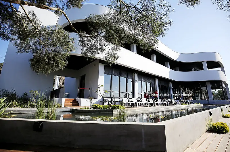 【台中龍井】綠朵休閒農場-台中看夜景夕陽新地點咖啡餐廳.越夜越美麗浪漫.大草地大視野小沙坑.外拍IG新地點.龍井新地標大白鋼琴建物.約會親子假日台中一日遊.近中油加油站與不夜天夜景餐廳