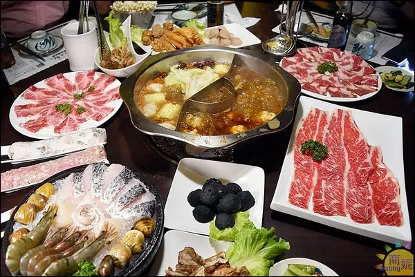 全台首見清油麻辣鍋。郭主義麻辣火鍋。以麻為主辣為輔的麻辣鍋價格不低但很值得!@商妮吃喝遊樂        
      