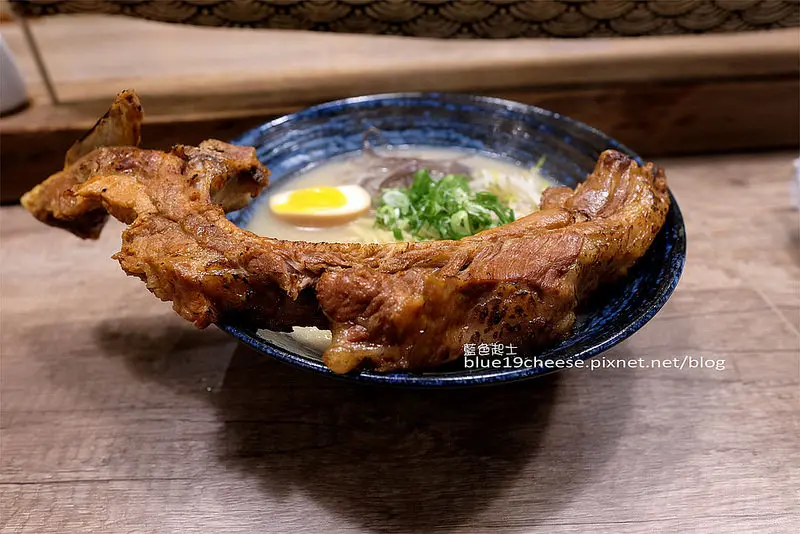 【台中西區】小弄拉麵-限量30公分肩胛排富士山拉麵.慢來吃不到.限量很殘酷的.吃完很過癮.雞叉燒肉拉麵也推.CP值高的巷弄日式拉麵店.可愛貓咪圖案.想吃什麼自己蓋章點餐