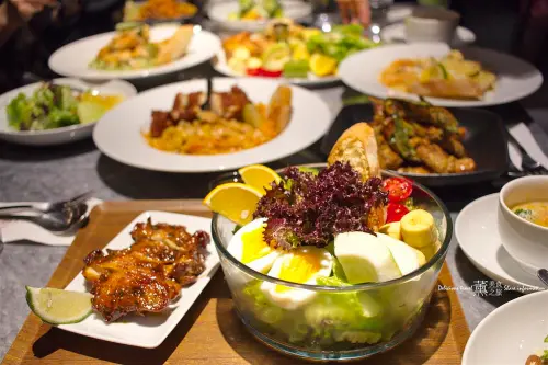 「台中西屯美食」双双咖啡中科店，台式鹹酥雞結合義式料理全新味覺享受，全天候早午餐讓你整天都可以吃到清爽美食，位於西屯區中科美食商圈米平方商場 M Square