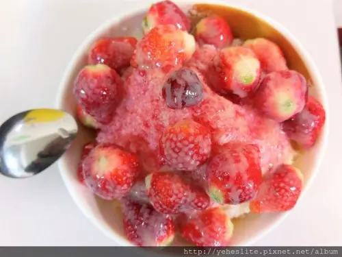 陳Q古早味黑砂糖剉冰台南大同店-草莓星星漂浮在粉紅色的雲朵中在宇宙默默無名的一角裡