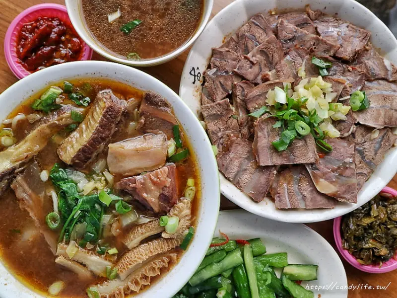 吳家莊頂級紅燒牛肉麵│天天大客滿，料多到快滿出來的牛肉麵，激推什錦牛肉麵，一次吃到四種部位！