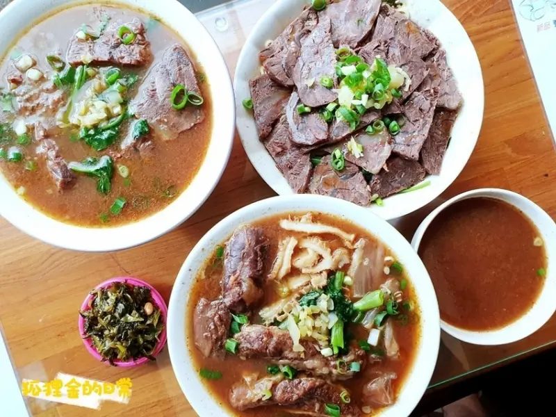 台中北區 | 吳家莊頂級牛肉麵 超滿足銷魂什錦牛肉麵一次享受四種部位口感 還有冬天必吃麻油雞麵線