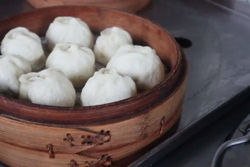 吉利街無名小籠包。炊煙裊裊如石牌人日常，在地飄香十七年，不到九點便銷售一空的老麵小籠包（台北北投）