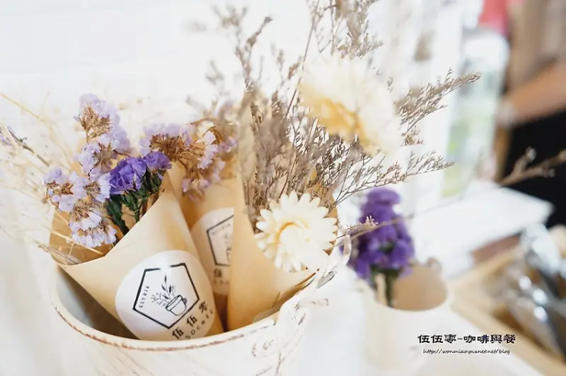 芝山站早午餐 ✿ 伍伍零-咖啡與餐 550cafe Brunch & Lunch ✿ IG熱門打卡咖啡店 / 特色咖啡廳 / 深夜食堂貓飯 / 士林早午餐 / 蝶豆花漸層飲料 (菜單/menu