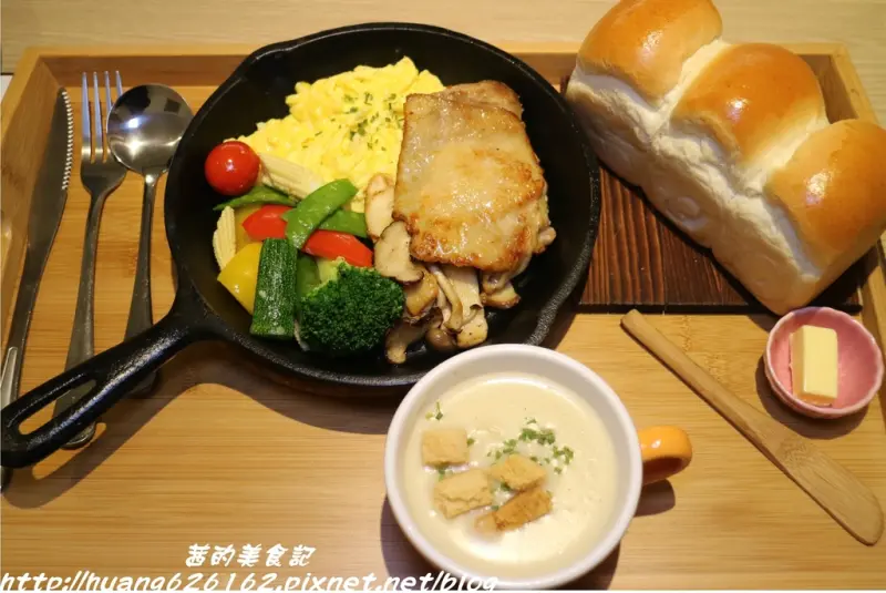 【新北新莊區】新莊/早午餐輕食推薦『 果亞烘焙Goa Bakery』大食量的朋友可點鑄鐵鍋早午餐系列還有一整條土司唷!新莊美食/手作麵包/中平國中/