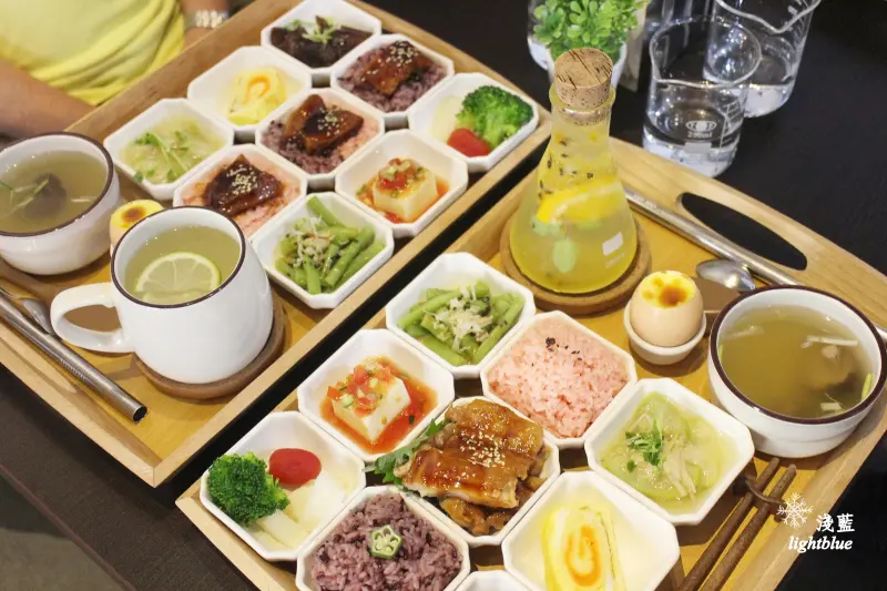 [ 信義區永吉路美食 ] 淺藍 × 吾獨食驗室 Woo Doo Food Lab～繽紛美味九宮格套餐與清涼氣泡飲