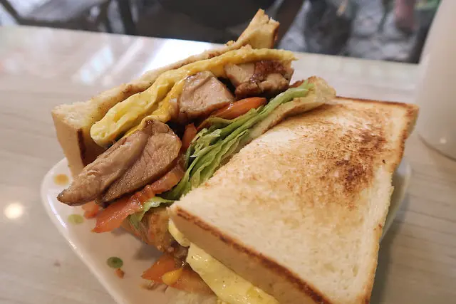 【新莊美食】好日食堂good day 2|巷弄裡的早午餐店，板烤吐司人氣商品-剝皮辣椒雞腿排超特別!!各式單點項目還可自由配/新莊早午餐/必吃推薦@鮪魚的奶奶