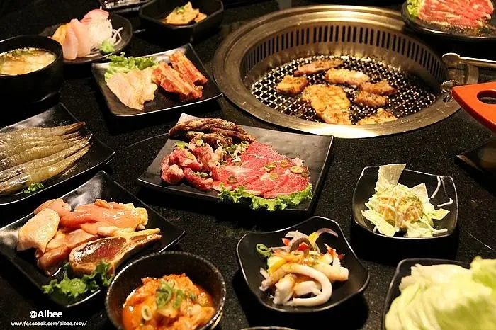 台南 北區 燒肉吃到飽，哈根達斯也盡情吃到飽！！壽司｜刺身｜炸物｜鍋物，任你點～無障礙餐廳，也好適合聚餐呀～ 快揪朋友一起來烤肉、吃肉啦！『燒肉 神保町』