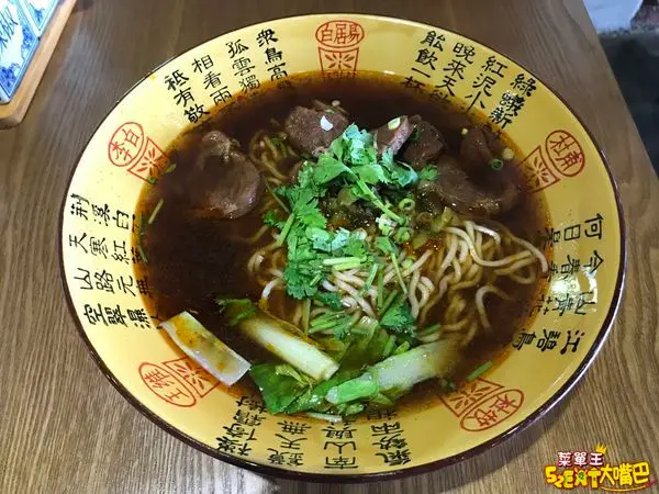 花蓮吉安美食牛肉麵》六里屯麵食專家菜單價位大公開！隱藏版絕品鮮嫩羊肉麵～推薦羊肉麵、牛肉麵、牛三寶拼盤。