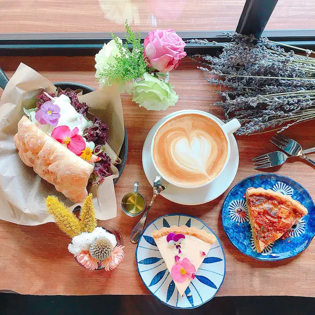 【中壢甜點 - 花間小路咖啡館】中壢乾燥花推薦║IG熱門打卡點！圖圖咖啡館二店，少女心大爆發！充滿乾燥花的甜點輕食店！女孩兒拍照聊天好去處！(推薦餐點：百花繚亂、花季麻辣鍋鹹派)