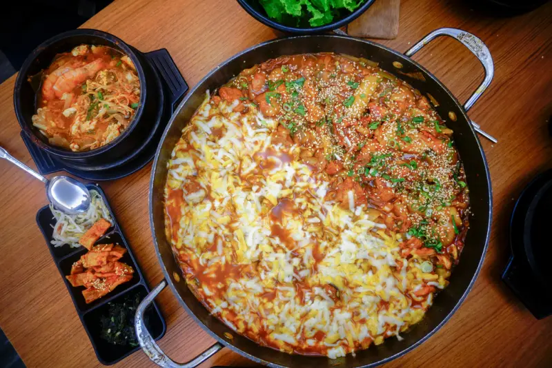 『韓客X魔王佩』新北板橋 亞東醫院附近平價韓國料理 春川炒辣雞份量也太大 好飽喔 板橋韓式料理/捷運亞東醫院站『內文有店家資訊』